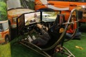 Symulator z fotelem, kierownicą i peadłami do gry