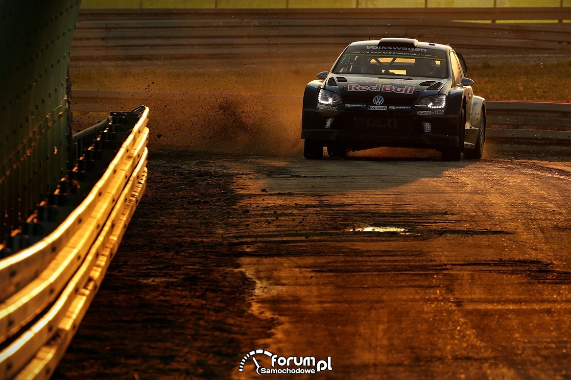 Volkswagen Polo R WRC, w blasku zachodzącego słońca