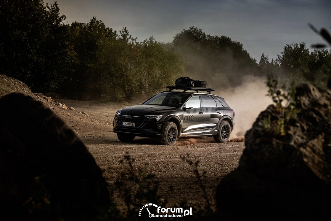 Audi Q8 e-tron edition Dakar, jazda w terenie, szutr