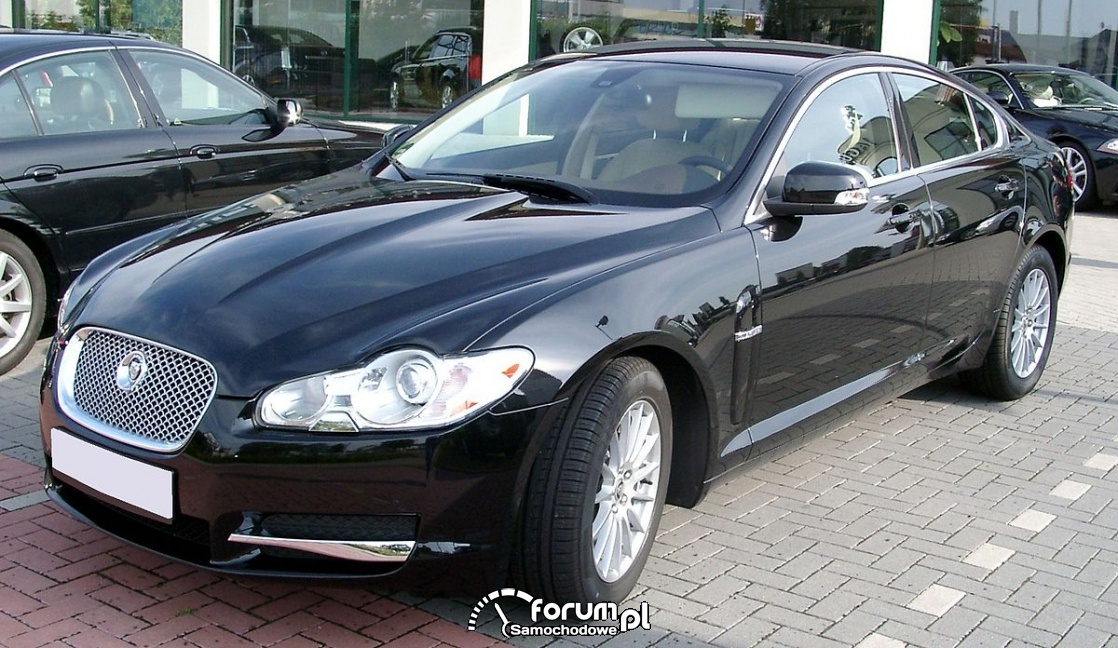 1200px-Jaguar XF front 20080731