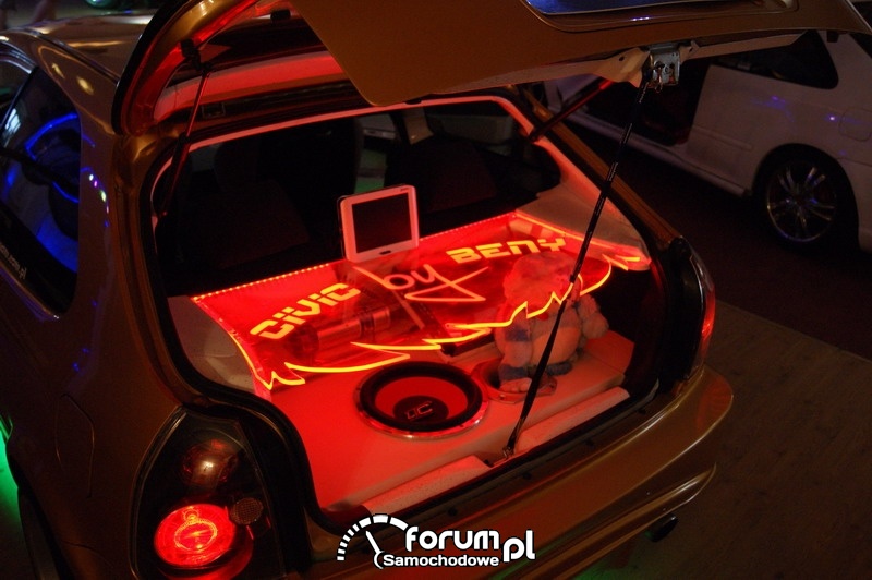 Car Audio z podświetleniem w bagażniku