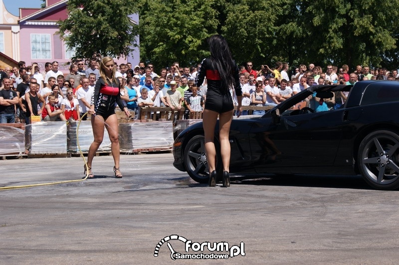 Dziewczyny myją samochód