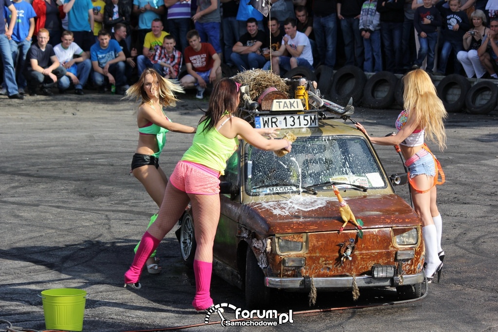 Auto Myjnia Bikini, dziewczyny
