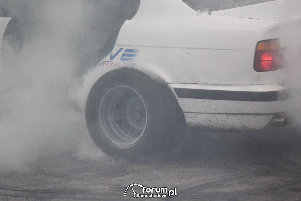 BMW E34 serii 5, palenie gumy, 3