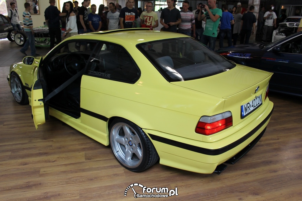 BMW E36 serii 3 coupe, żółte, tył