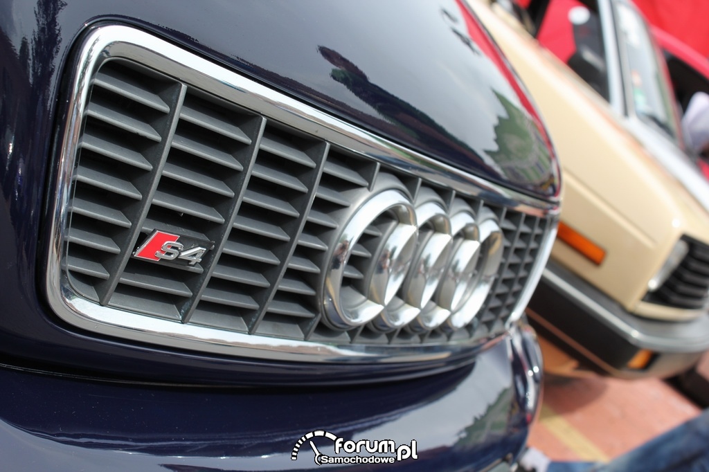 Logo Audi S4 na przednim grillu