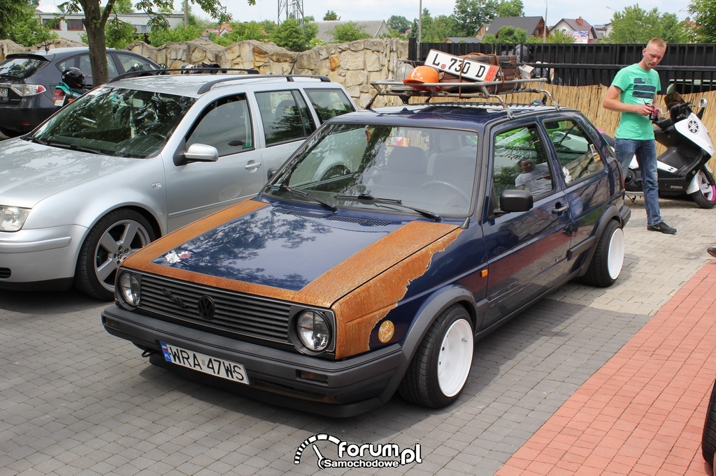 Volkswagen Golf II częściowo pokryty rdzą