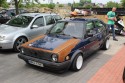 Volkswagen Golf II częściowo pokryty rdzą