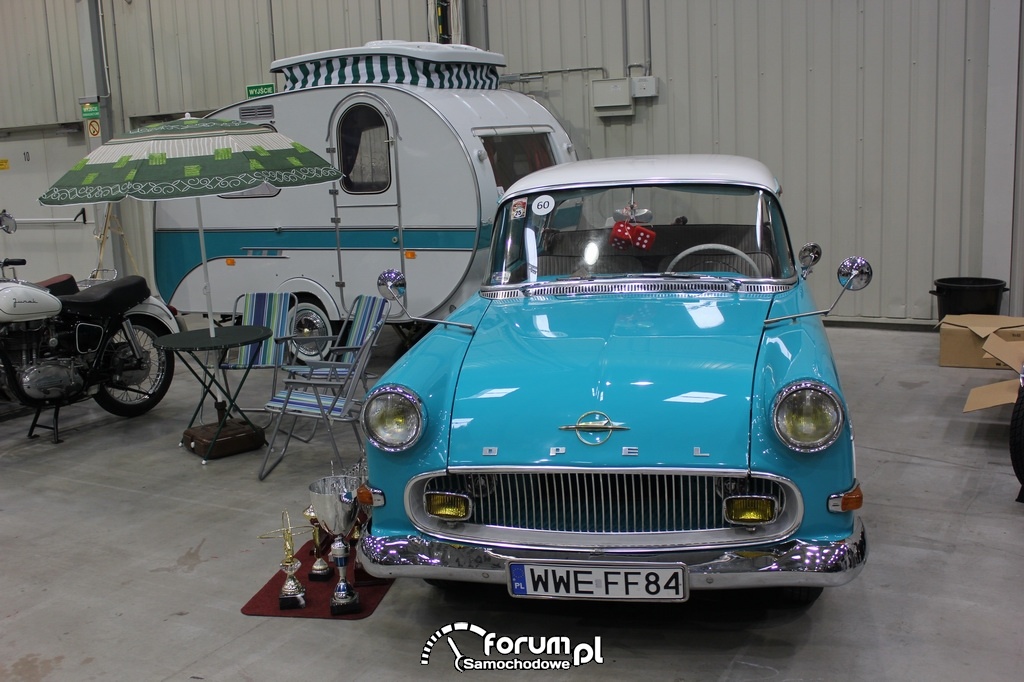 Opel Rekord z przyczepą kempingową