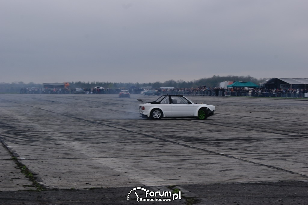 BMW E30 cabrio, lotnisko, drift, 2