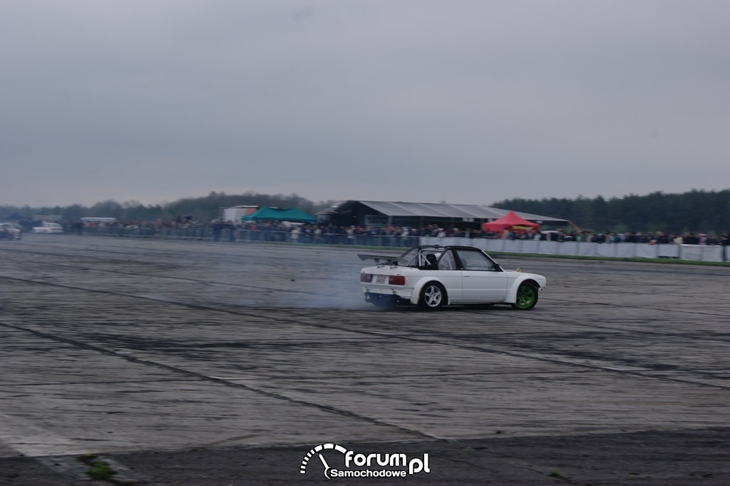 BMW E30 cabrio, lotnisko, drift, 3