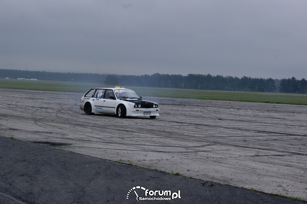BMW E30 kombi, lotnisko, drift, 2