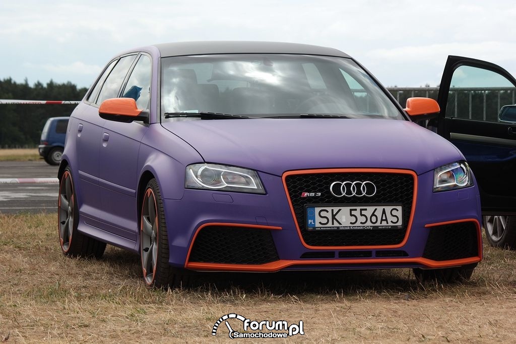 Audi RS3, fioletowy mat z pomarańczowymi wstawkami