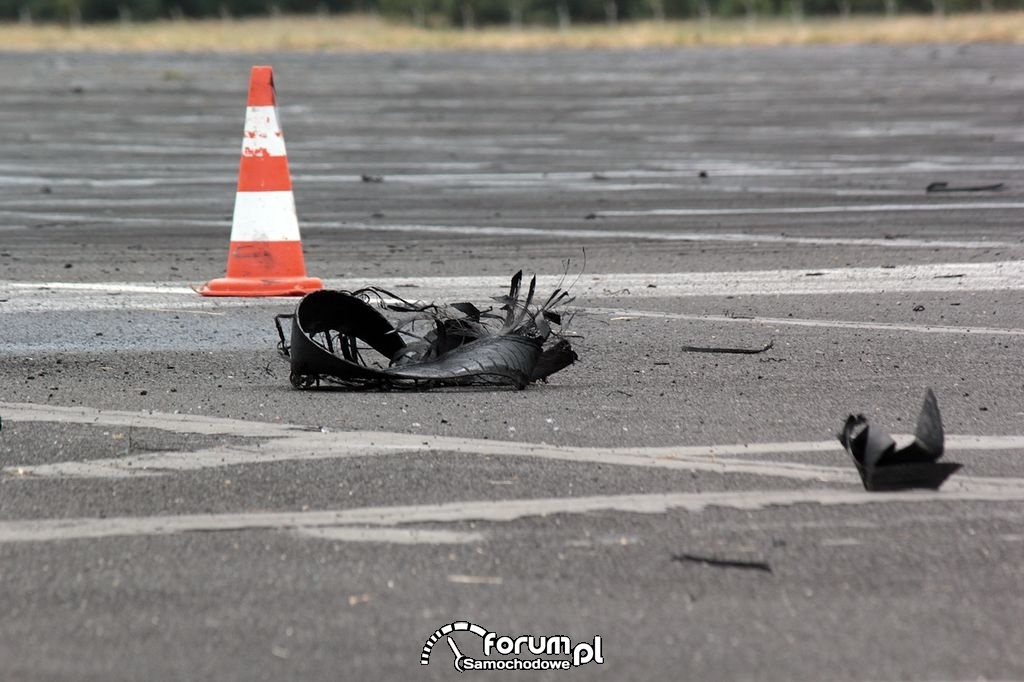 Strzępki opony po paleniu gumy