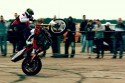 Stunt motocyklowy, jazda na tylnim kole, 2