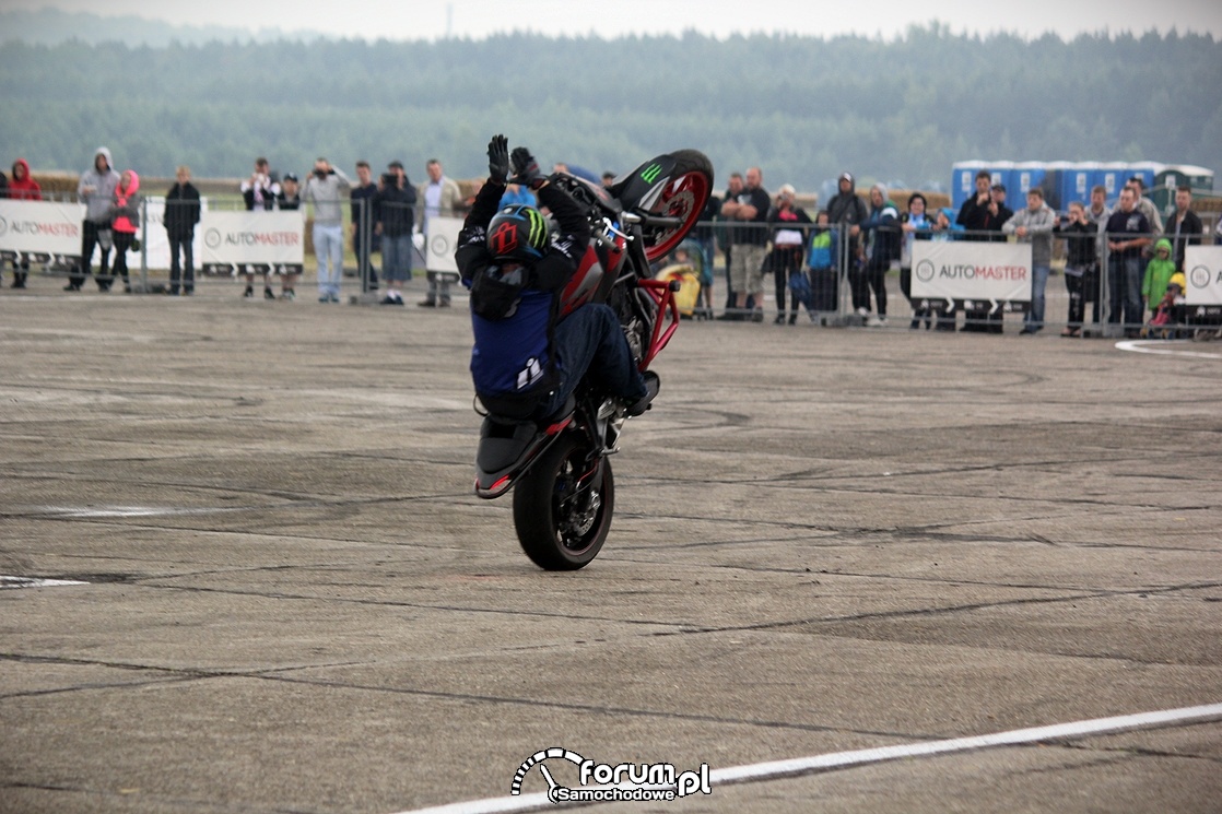 Stunt motocyklowy, jazda bez trzymanki na jednym kole