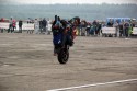 Stunt motocyklowy, jazda bez trzymanki na jednym kole