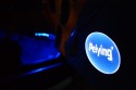 Logo Peiying na drzwiach, Nissan 350z