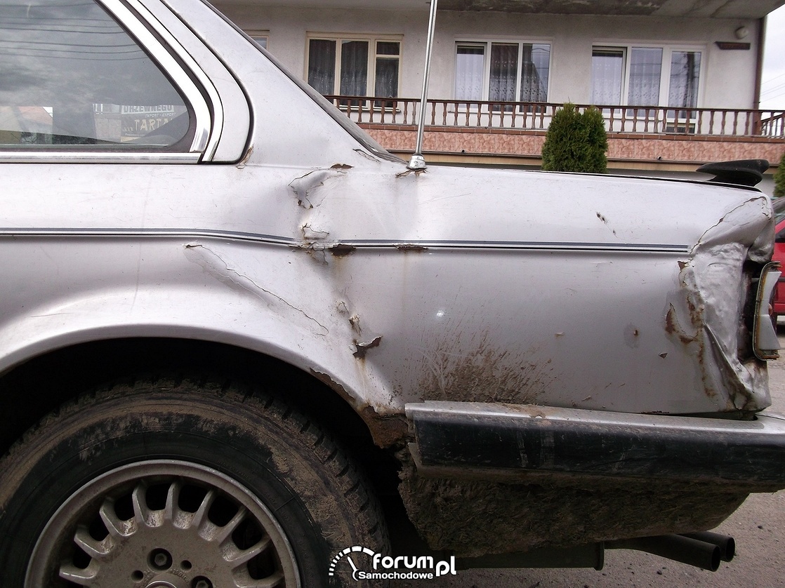 BMW 323 lewy tylni bok