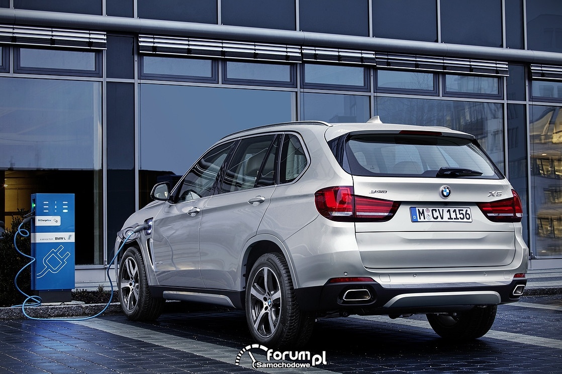 BMW X5 xDrive40e, auto podlączone do ładowania