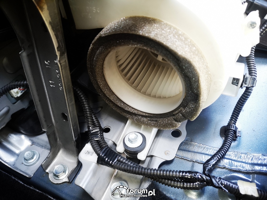 Toyota Auris Hybrid II - czyszczenie filtra baterii trakcyjnej
