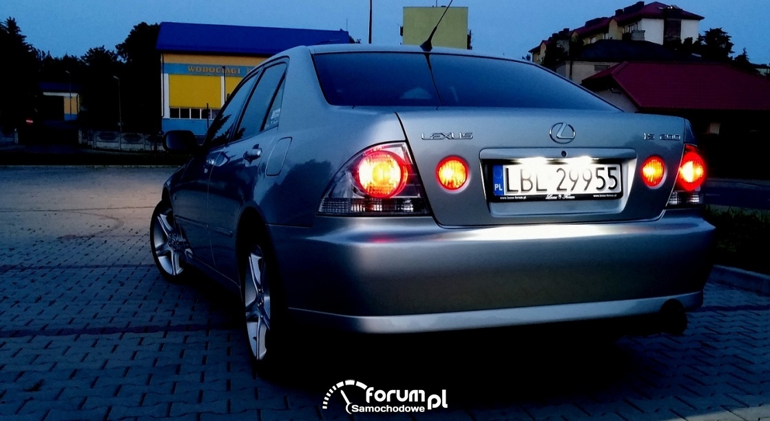 Lexus IS 200, tył zdjęcie dzida