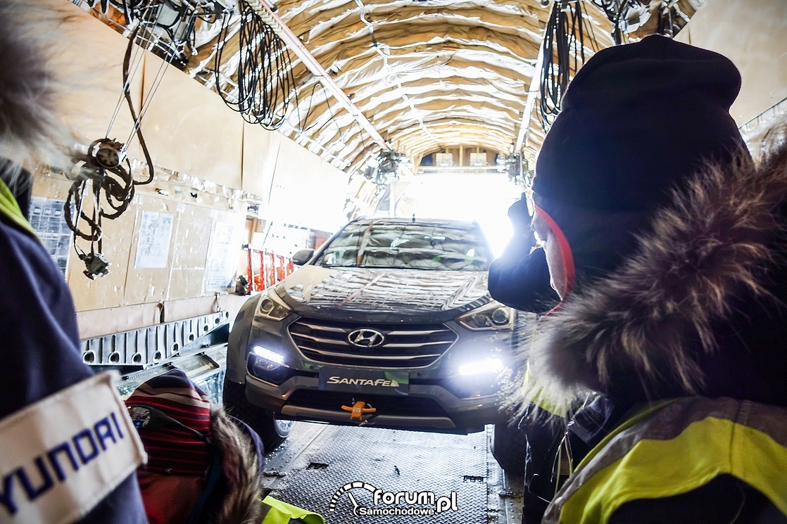 Hyundai Santa Fe w samolocie
