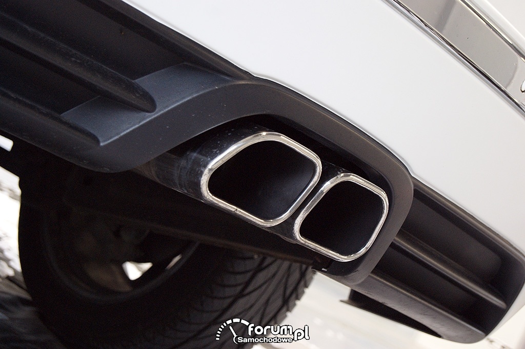 Jeep Grand Cherokee, wydech na środku