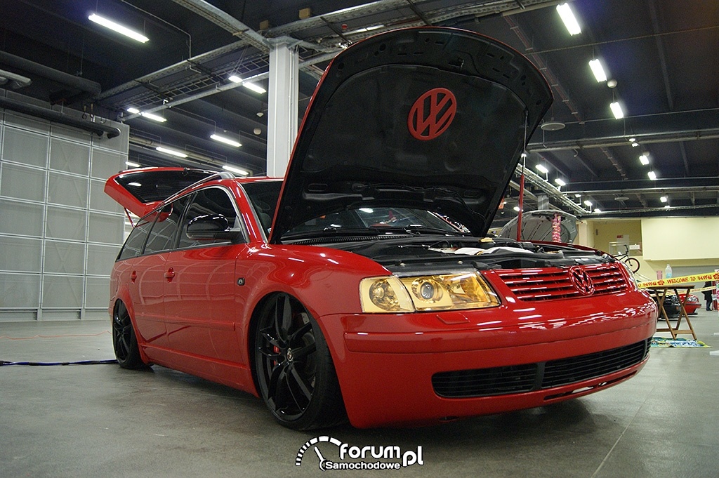 Volkswagen Passat, duży znaczek pod maską