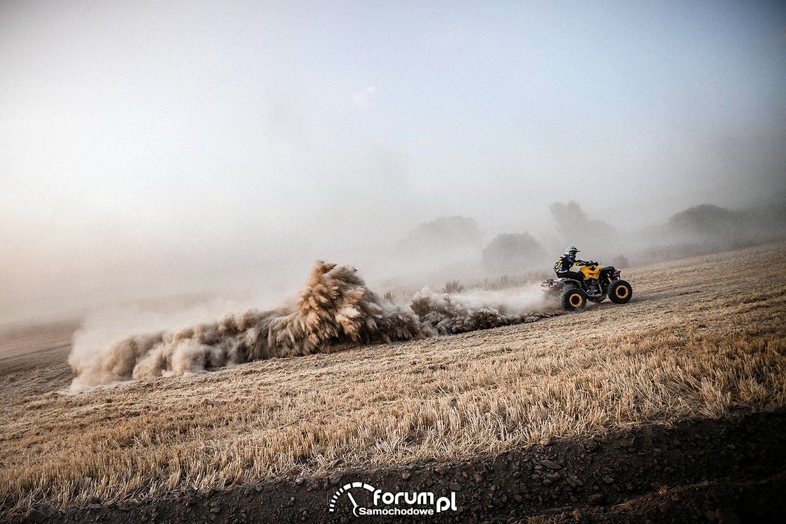 Quad i tumany kurzu