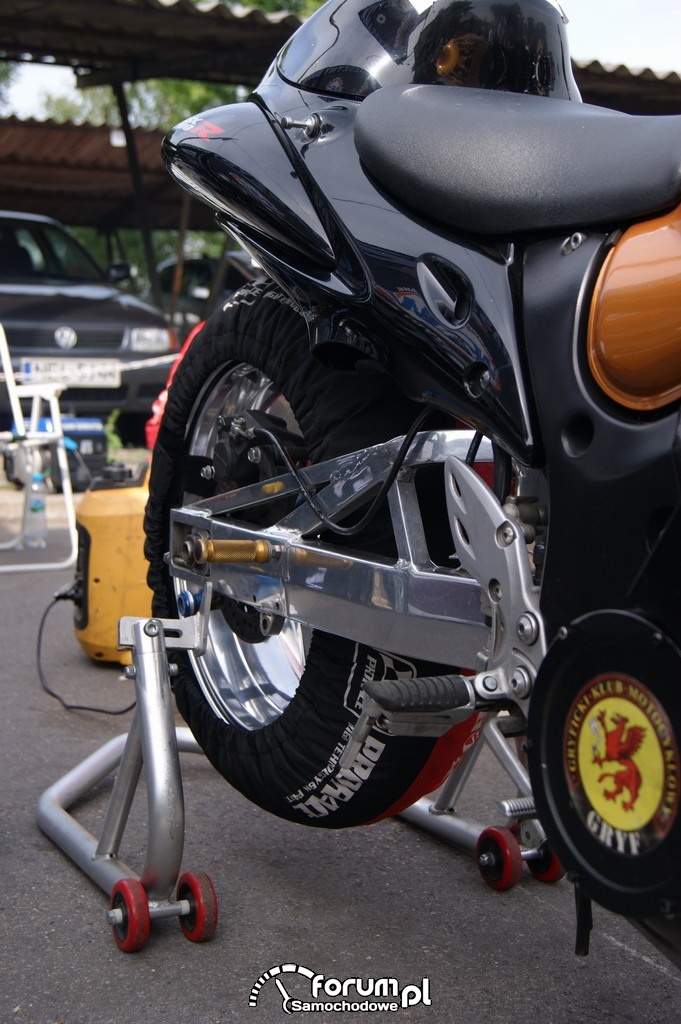 Koc grzewczy na oponie motocykla