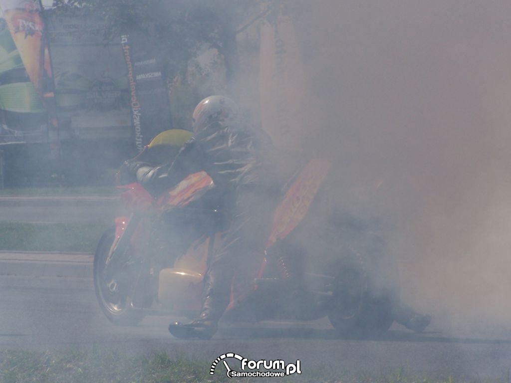 Odrzutowy motor, biały dym po ostarcie