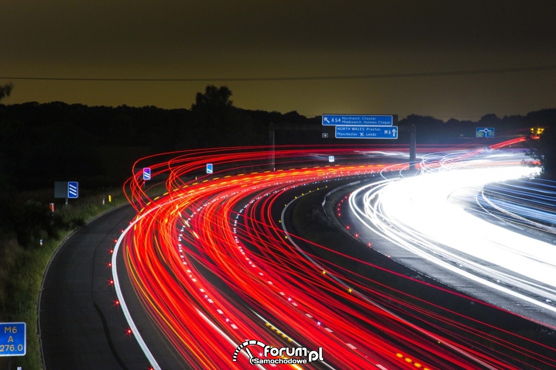 Autostrada, droga ekspresowa, noc, światła samochodów