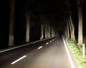 Droga oświetlona w nocy światłami drogwymi