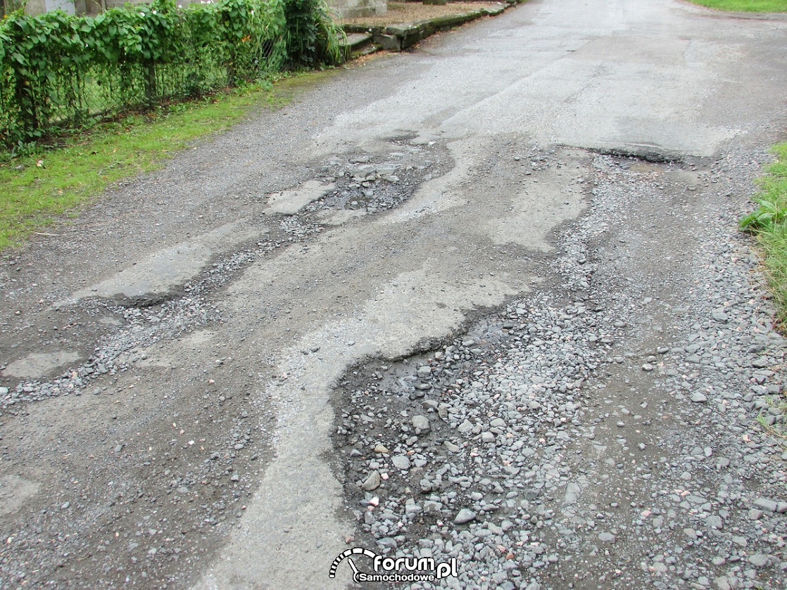 Dziurawa droga asfaltowa