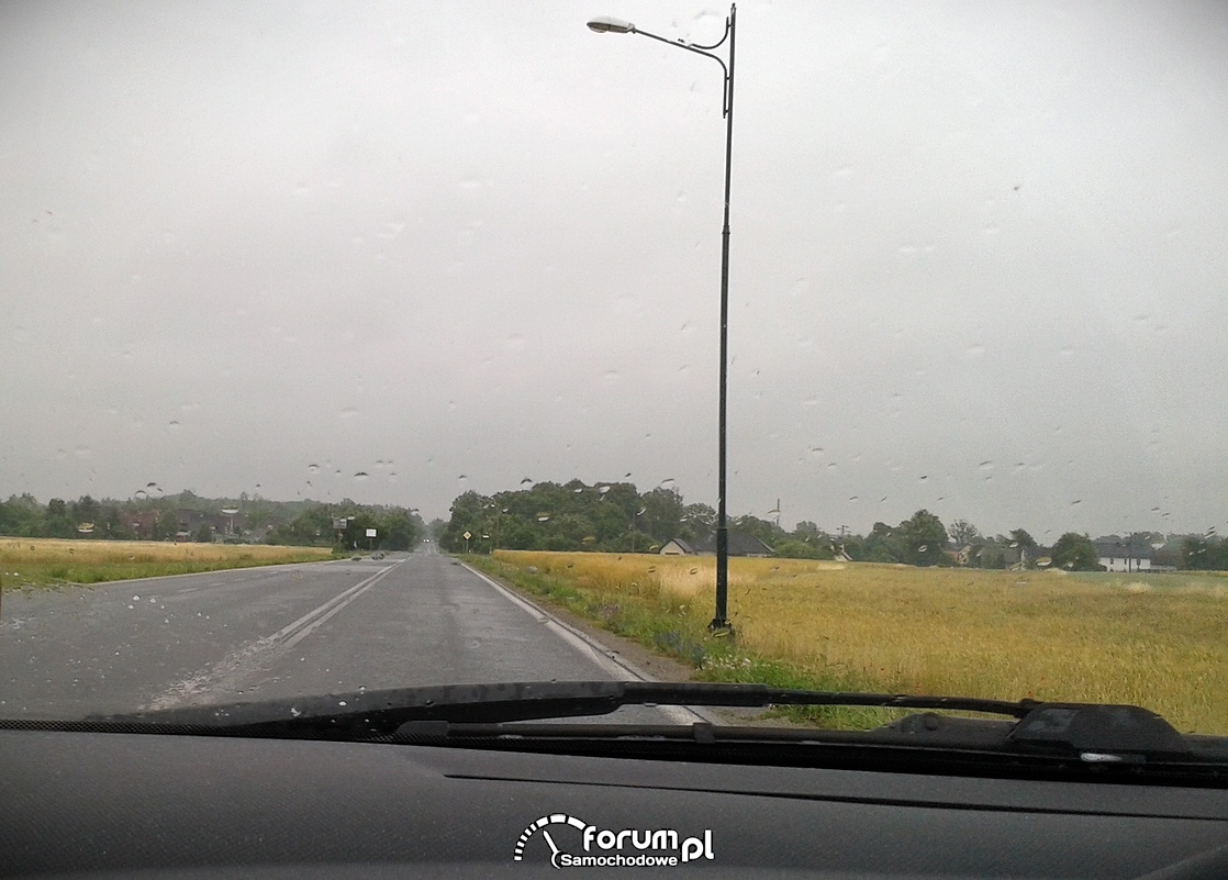Kiepskie warunki drogowe, padający deszcz