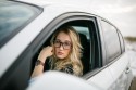 Kierowca w okularachm kobieta za kierownicą