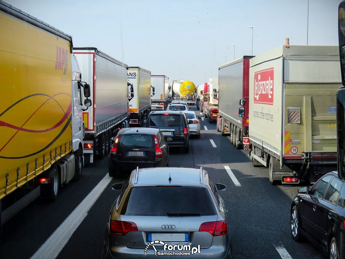 Samochody ciężarowe kontra osobowe - kolizje i wypadki