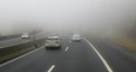 Mgła na drodze dwupasmowej
