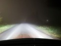 Mgła w nocy na drodze