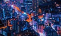 Miasto nocą, światła samochodów