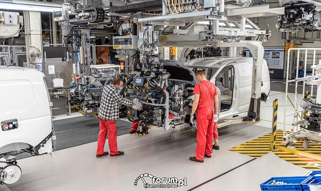 Montaż silnika w fabryce VW