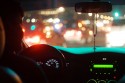 Noc, kierowca, wnętrze samochodu, podświetlenie deski