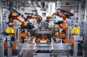 Roboty pracujące w fabryce VW przy montażu samochodów