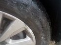 Rozerwany bok opony po uderzeniu w krawężnik