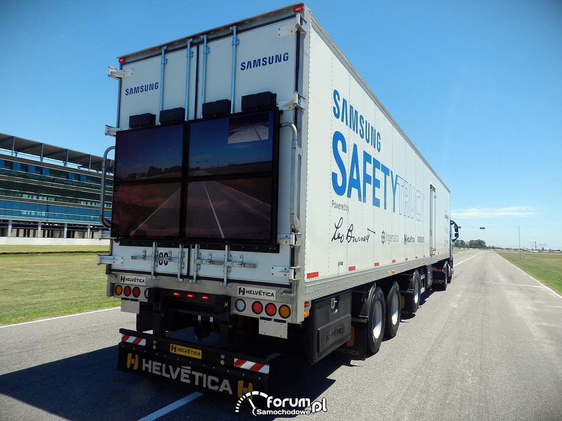 Samsung Safety Truck na drogach - monitory z tyłu na naczepie