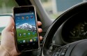 Smartfon w dłoni kierowcy