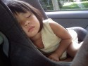 Śpiące dziecko w foteliku samochodowym