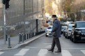 Starszy człowiek na pasach, przejście dla pieszych w mieście