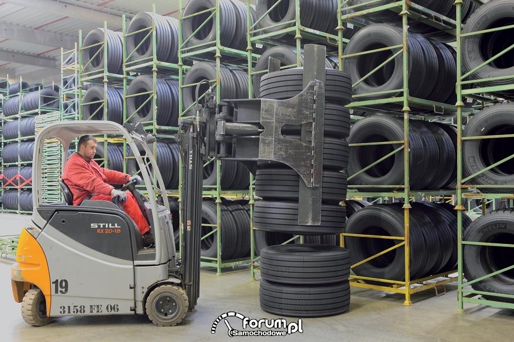 Transport opon wózkiem widłowym po hali, Michelin